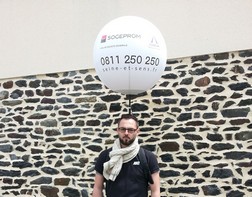 Portable balloon on backpack for Société Générale