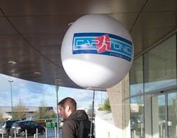 Street marketing with a portable advertising balloon 