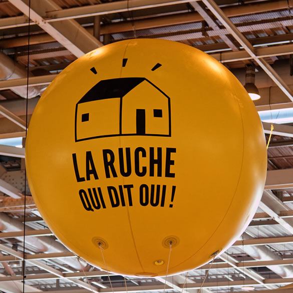 Inflatable balloon on the stand of La ruche qui dit Oui
