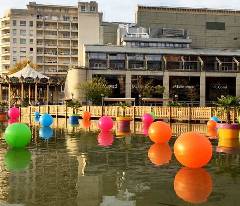 Giant advertising balloons on the water in front of the Médiatech du Canal