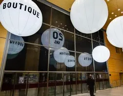 Shop decoration with light balloons for its 20th anniversary