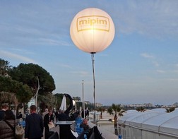 Illuminated balloon on a tripod on the beach for a seminar