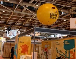 Yellow giant balloon for La Ruche qui dit Oui