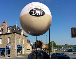 A balloon on a backpack for the street marketing of Déli Traiteur