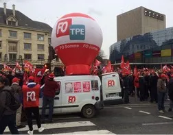 A Force Ouvrière demonstration with a giant hot air balloon on a car