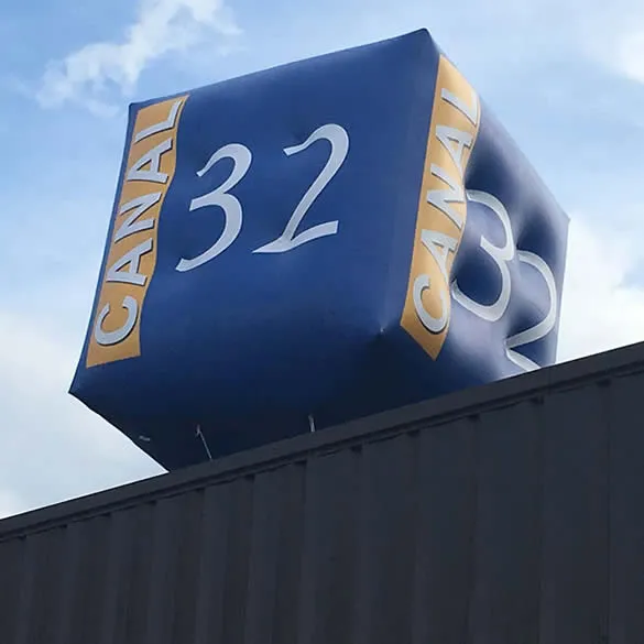 2.50m cube balloon for a Canal32 marketing campaign